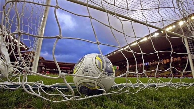 Foto di un Pallone in rete, campo vuoto